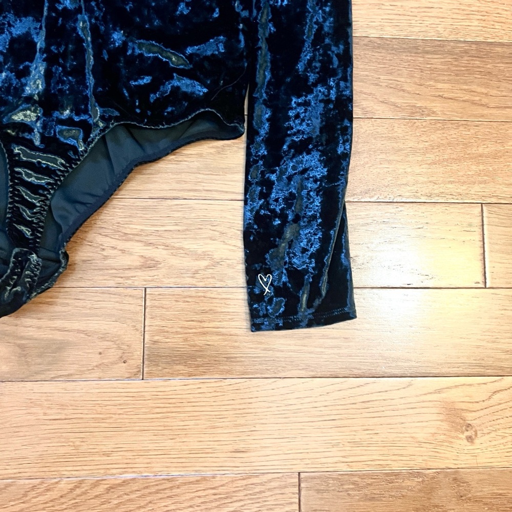 Victoria’s Secret,Black Velvet Plunge Bodysuit Long-Sleeve Open-Back,Size M/L - Picture 8 of 8